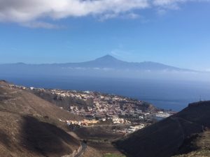Pääkaupunki San Sebastian de La Gomera. Teide horisontissa.