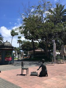 Kengänkiillottaja Santa Catalinan puistossa. Kahvilat ja baarit ovat suljettu koronaviruksen takia.